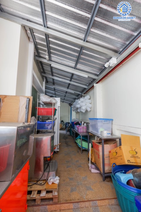 *****บ้านเดี่ยวมือสอง ม.อาภา1 ราชพฤกษ์ เนื้อที่ 53.1 ตร.ว. ฟังก์ชัน 3 ห้องนอน 3 ห้องน้ำ 2 ที่จอดรถ พื้นที่ใช้สอย 190 ตร.ม. การเดินทางสะดวก เชื่อมต่อถนนราชพฤกษ์, ถนนจรัญสนิทวงศ์, วงเวียนพระราม5 ใกล้รถไฟฟ้าสายสีแดง "สถานีตลิ่งชัน" และจุดขึ้นทางด่วน "ศรีรัช"